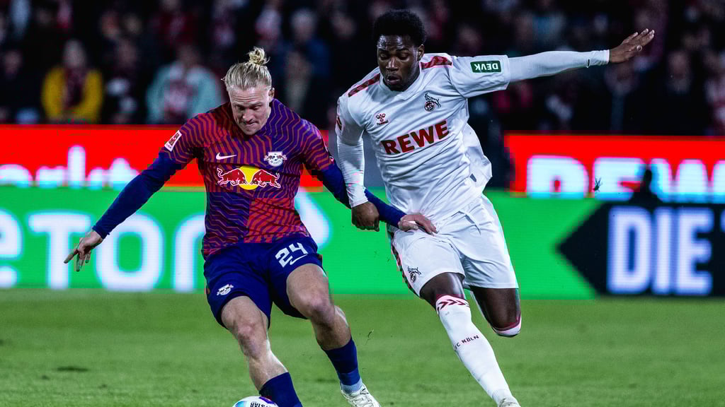 Xaver Schlager (l.) im Spiel gegen den 1. FC Köln in der Saison 2023/24.