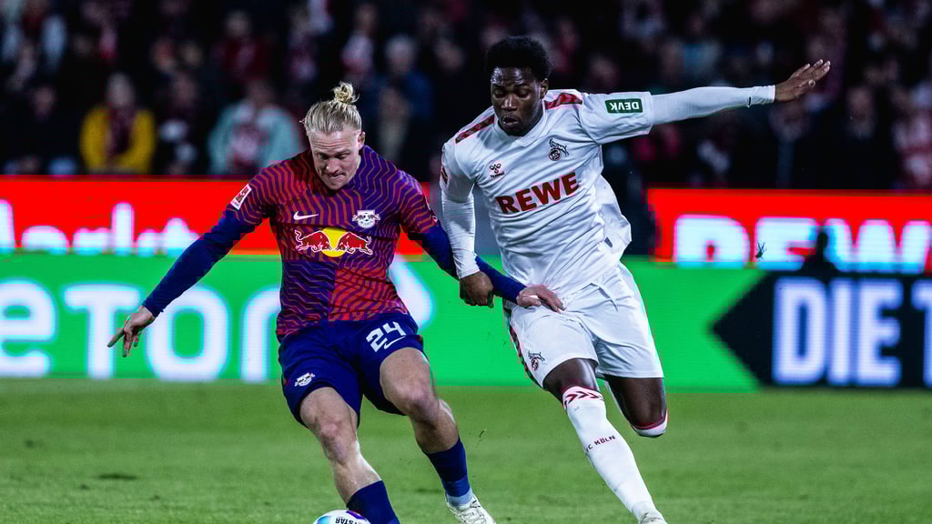 Xaver Schlager (l.) im Spiel gegen den 1. FC Köln in der Saison 2023/24.