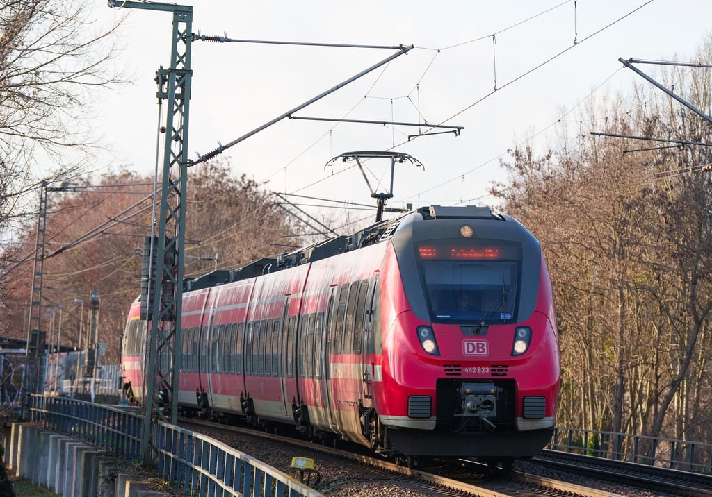 Brandenburgs Verkehrsminister Detlef Tabbert (BSW) hofft auf eine baldige Lösung von Bund und Ländern für das Deutschlandticket (Archivbild).