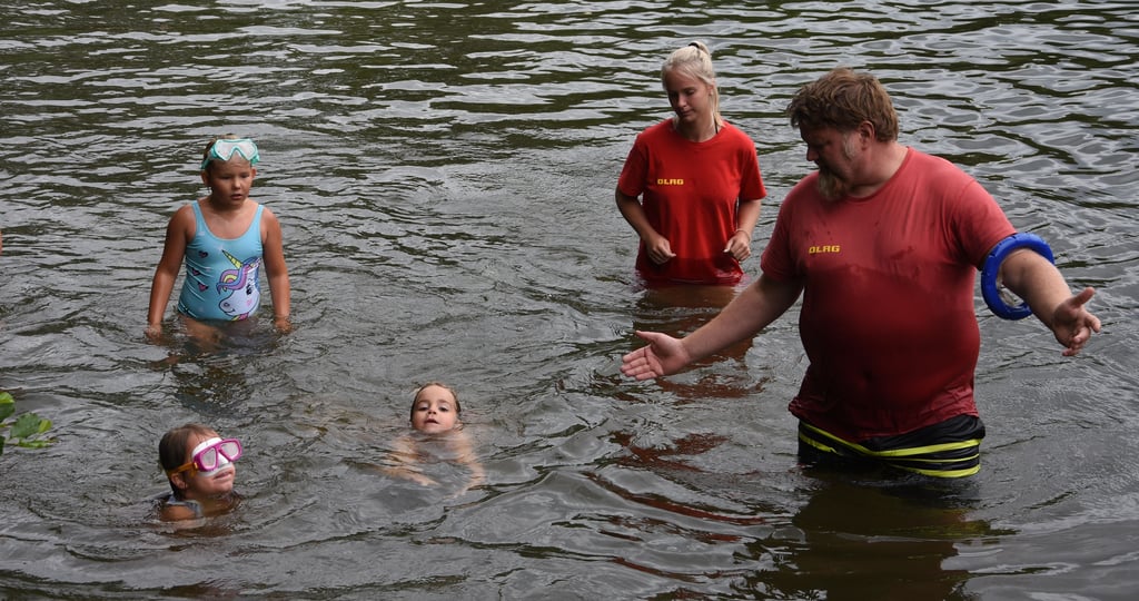 Karsten Mertens junior und Pia Lemke von der DRLG-Ortsgruppe Packebusch bringen Kindern das Schwimmen bei.