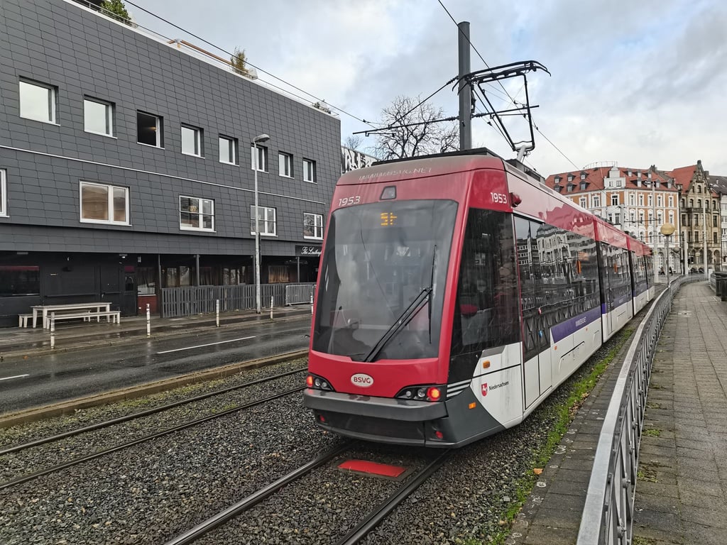 Eine Braunschweiger Straßenbahn ist entgleist. (Symbolbild)
