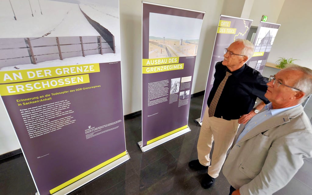 Werner Sobetzko (l.) und Ernst Pecher, die an der Organisation beteiligt waren, schauen sich die Ausstellung im Kulturzentrum an.