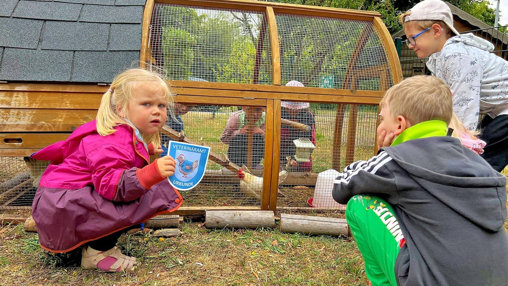 Frieda und die anderen Kinder der Gruppe „Schlaue Füchse“ haben eine Auszeichnung für die Hühnerhaltung vom Veterinäramt bekommen.
