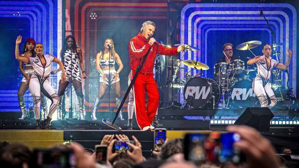 Der Entertainer Robbie Williams auf der Bühne der Leipziger Red Bull Arena