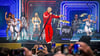 Der Entertainer Robbie Williams auf der Bühne der Leipziger Red Bull Arena 