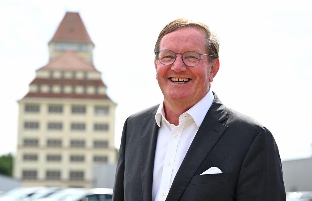 Andreas Land, Gesellschafter von Griesson - de Beukelaer, steht auf dem Firmengelände. Der Süßwarenhersteller erweitert seine Keksfabrik in Wurzen im Landkreis Leipzig.