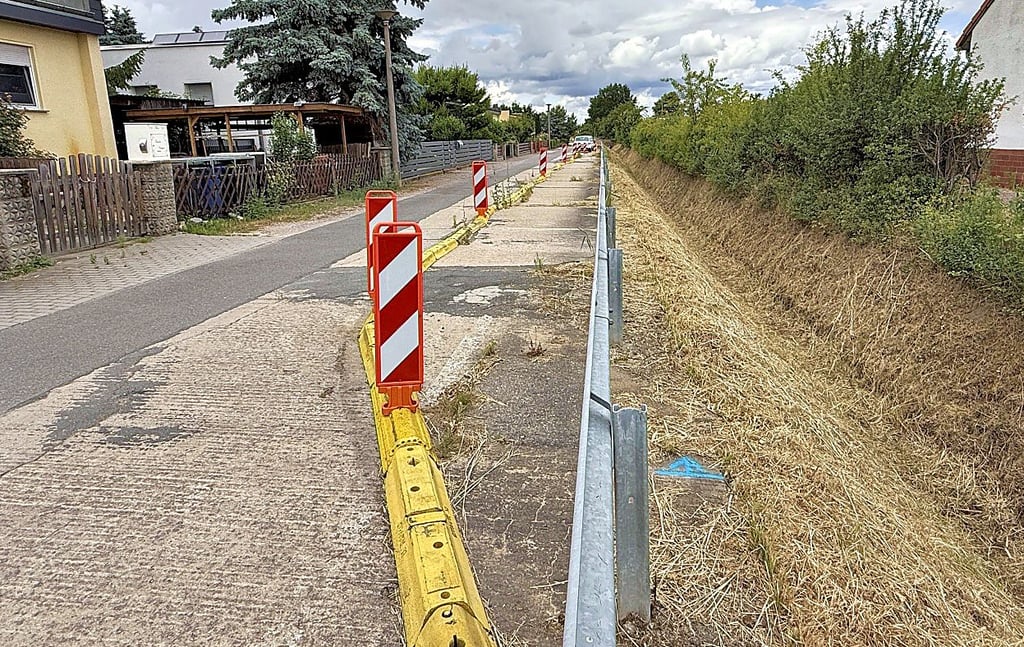 In der Karl-Oder-Straße in Dessau-Alten wird die Böschung und der Schleusengraben gesichert.