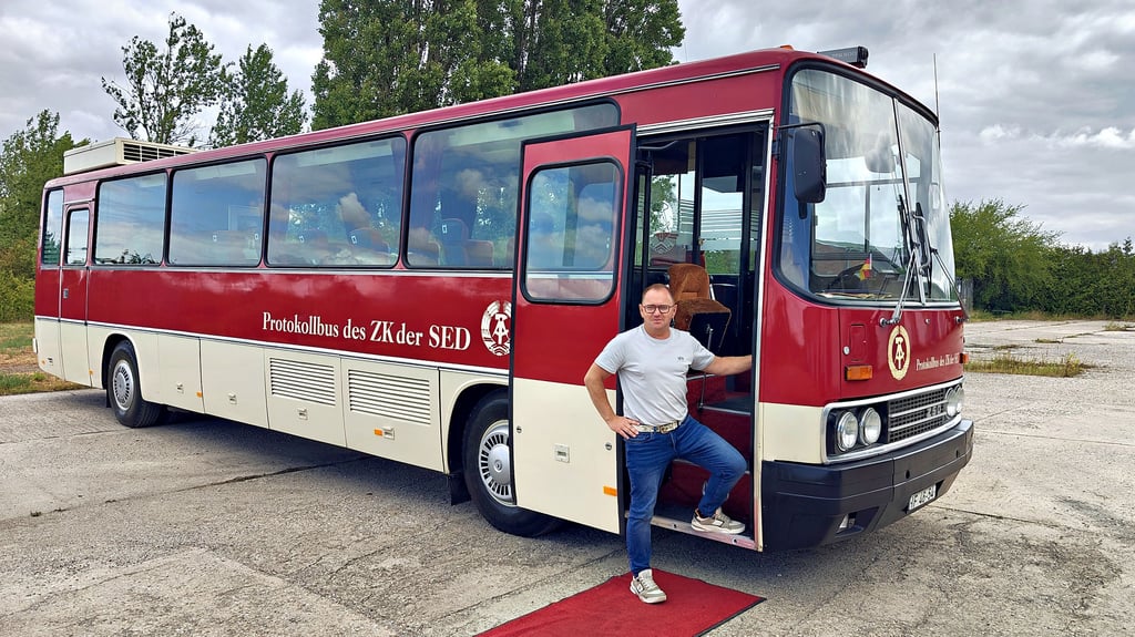 Matthias Dietz hat den Protokollbus des SED-Politbüros gekauft.
