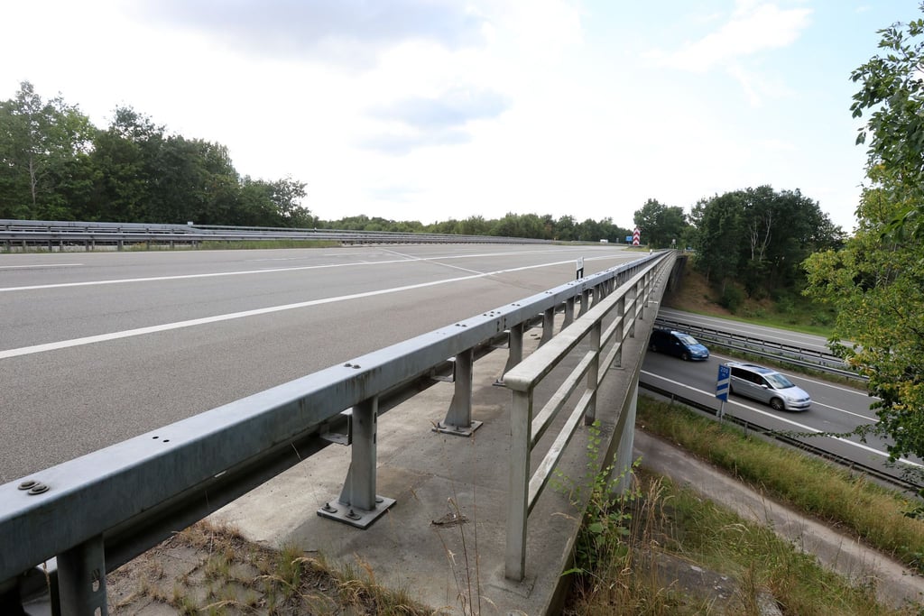 Die Autobahn 7 ist in der Nähe des Horster Dreiecks ab sofort gesperrt. Bei Bauarbeiten wurden Schäden an einer Brücke entdeckt.