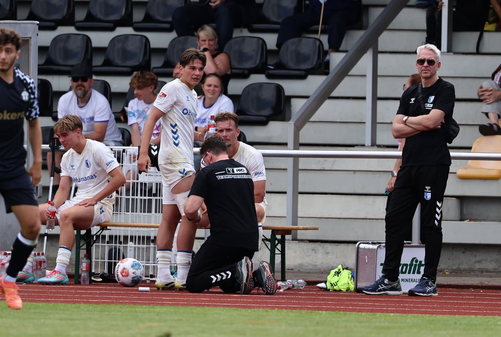 Dariusz Stalmach verließ den Platz im letzten Viertel der 120-minütigen Partie, sein Oberschenkel wurde behandelt. 