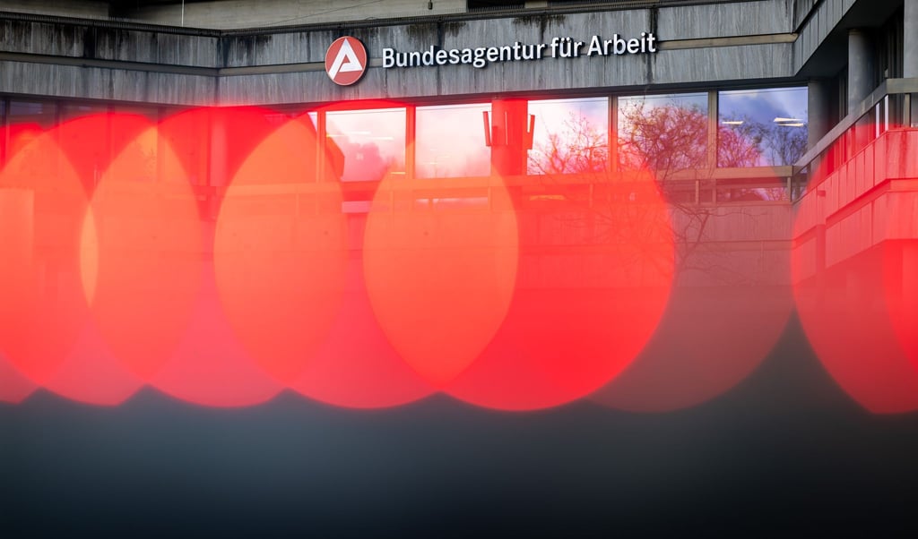 Die Bundesagentur für Arbeit (BA) berät nicht nur Arbeitslose - auch Menschen, die keine Leistungen beziehen, können sich dort Unterstützung holen.