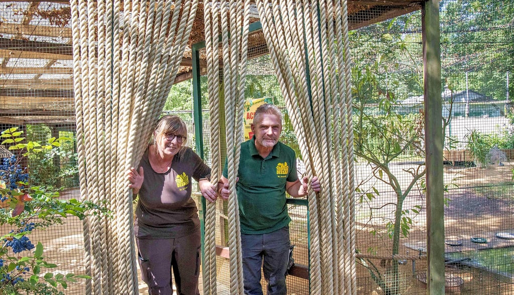 Cheftierpflegerin Marion Schüler und Mathias Smarsly (technischer Leiter) zeigen die neue Watvogelanlage.