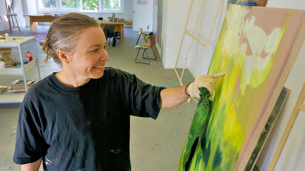 Clare Wohlnick widmet sich beim 11. Internationalen Sommeratelier in Aschersleben vor allem der Malerei.