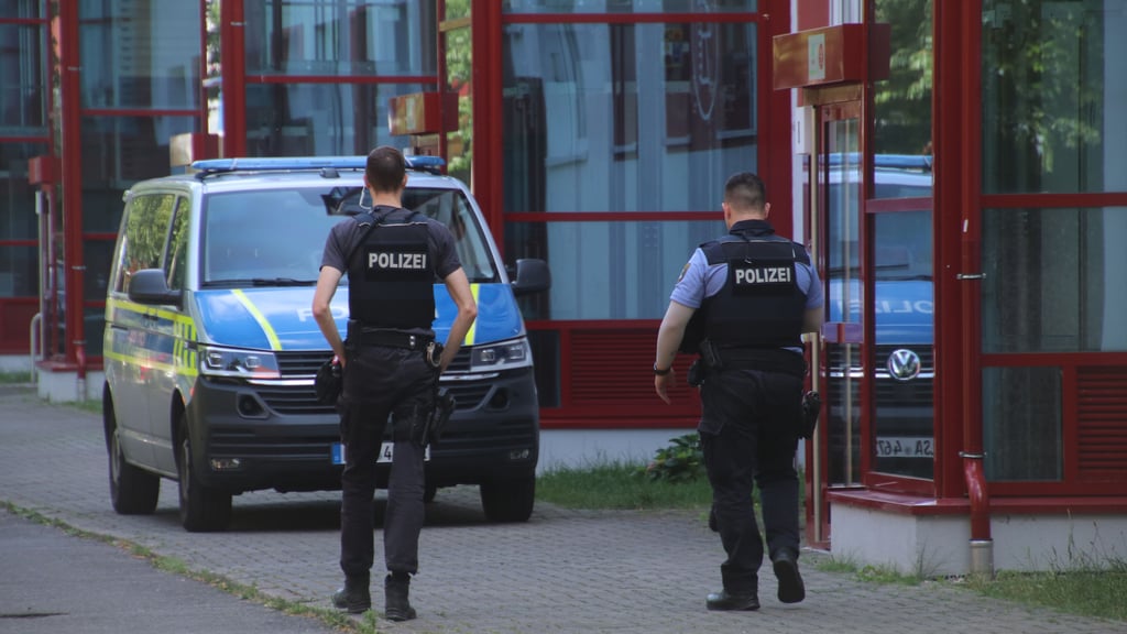 Die Beamten kamen nach mehr als einer Stunde zurück zum Einsatzort, um nach der fehlenden Munition zu suchen.