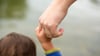 In lesbischen Beziehungen muss die Partnerin der Frau, die das Kind zur Welt bringt, ein Adoptionsverfahren betreiben, um rechtlicher Elternteil zu werden. (Symbolbild)