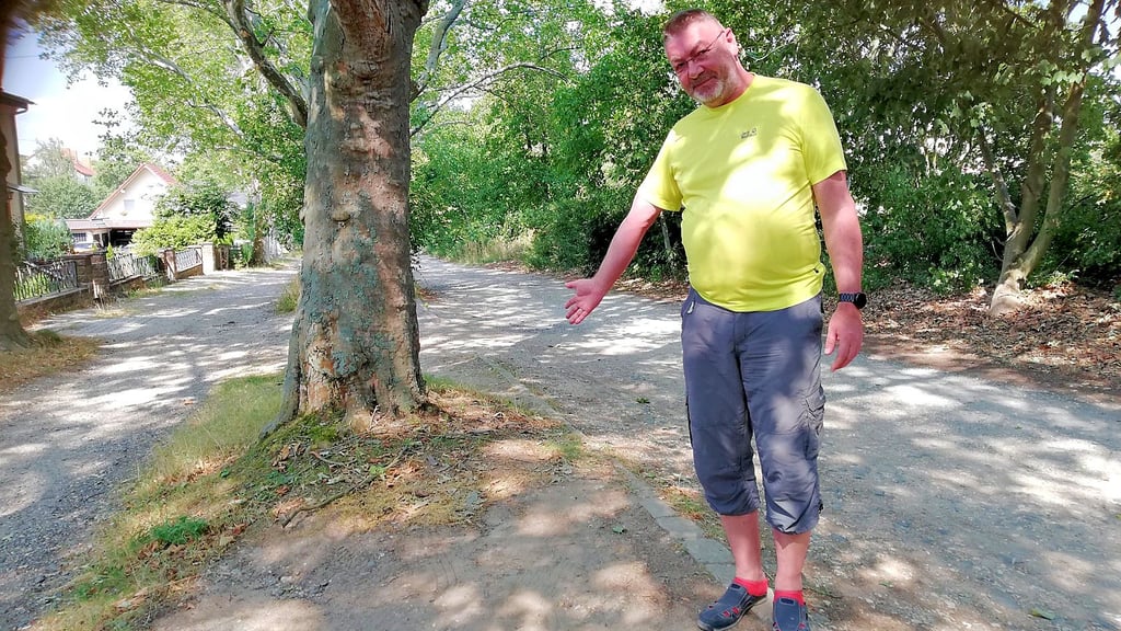 Bürgerärger über das Parken im Schwarzen Weg: Alexander Baade zeigt den vermeintlichen Grünstreifen, wo er und seine Frau geparkt haben.