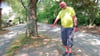Bürgerärger über das Parken im Schwarzen Weg: Alexander Baade zeigt den vermeintlichen Grünstreifen, wo er und seine Frau geparkt haben.