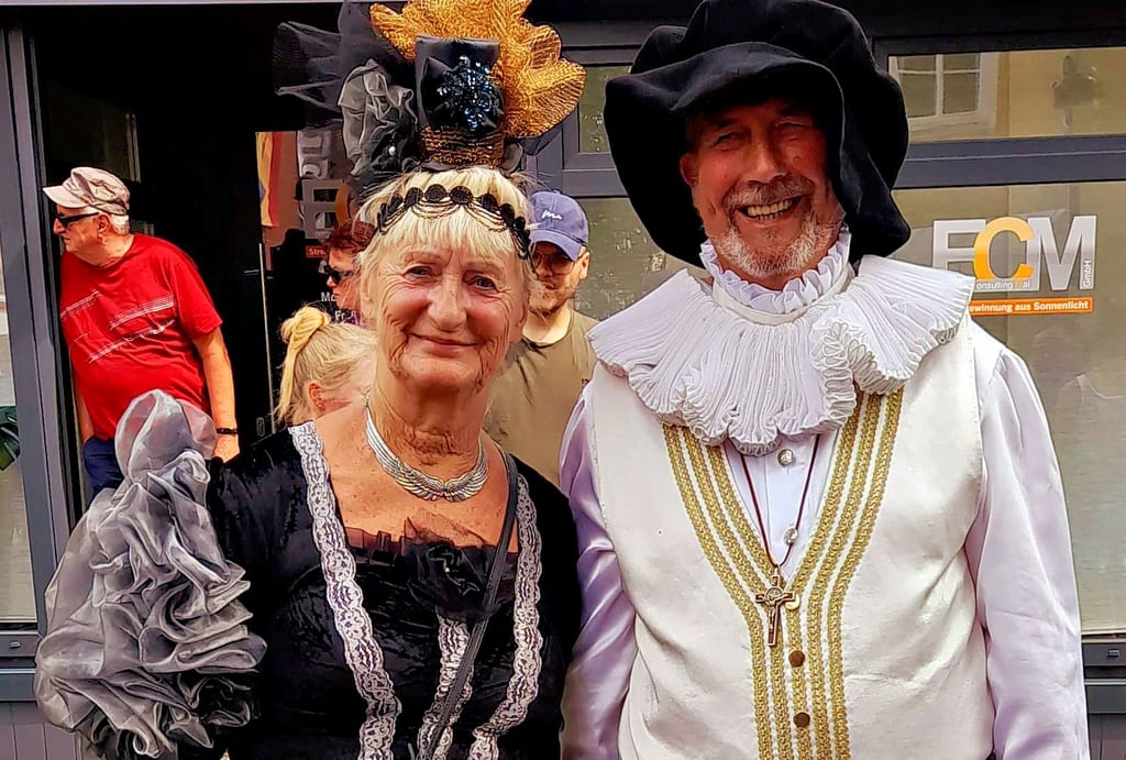 Heidi Becker und Thomas Kirchhoff, Mitglieder des Vereins Kloster/Schloss Nienburg/Saale, in historischen Gewändern während des Festzuges in der Partnerstadt Nienburg/Weser.