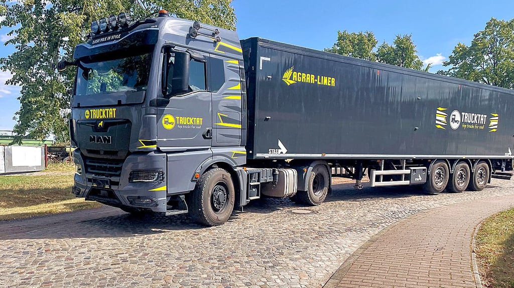 Große Fahrzeuge haben im Kurvenbereich der Schulstraße 50 den Straßenrand komplett zerfahren. Auf dem Foto befindet sich dieser Bereich, auf den bei Gegenverkehr ausgewichen werden muss, hinter dem Lkw.