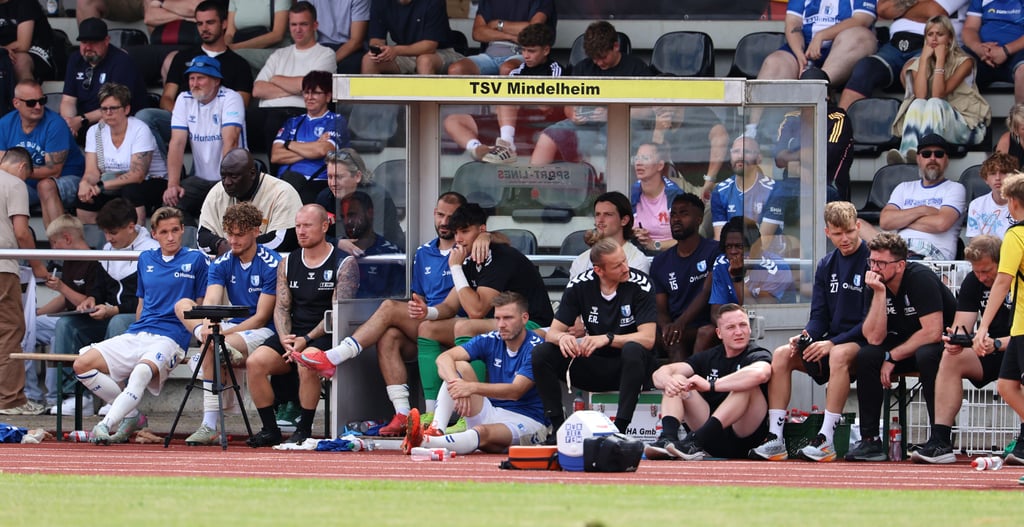 Eine Umarmung zwischen zwei Akteuren, die am Donnerstag kaum oder gar nicht spielten: Der spät eingewechselte Aleksa Marusic und die Nummer drei im Tor Robert Kampa.