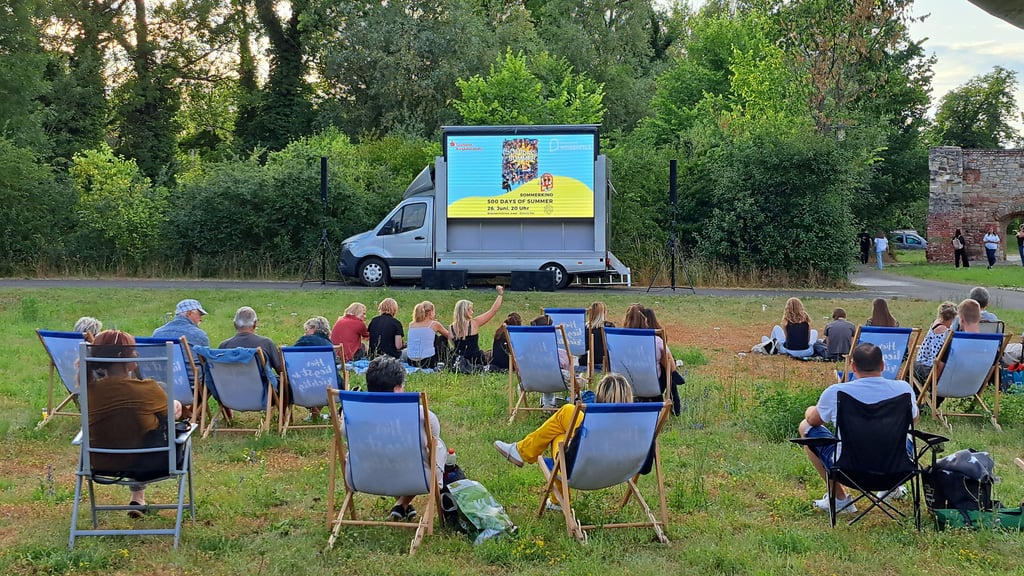 Viele haben den Auftakt für das Sommerkino am Weißenfelser Saaleufer besucht. Gezeigt wurde eine Liebeskomödie.