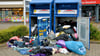 Auf dem Parkplatz am Zerbster Edeka-Center befinden sich zwar noch Altkleidercontainer der EAST-WEST Textilverwertung Kursun GmbH, allerdings sind diese teils aufgebrochen wie diese beiden oder völlig überfüllt.