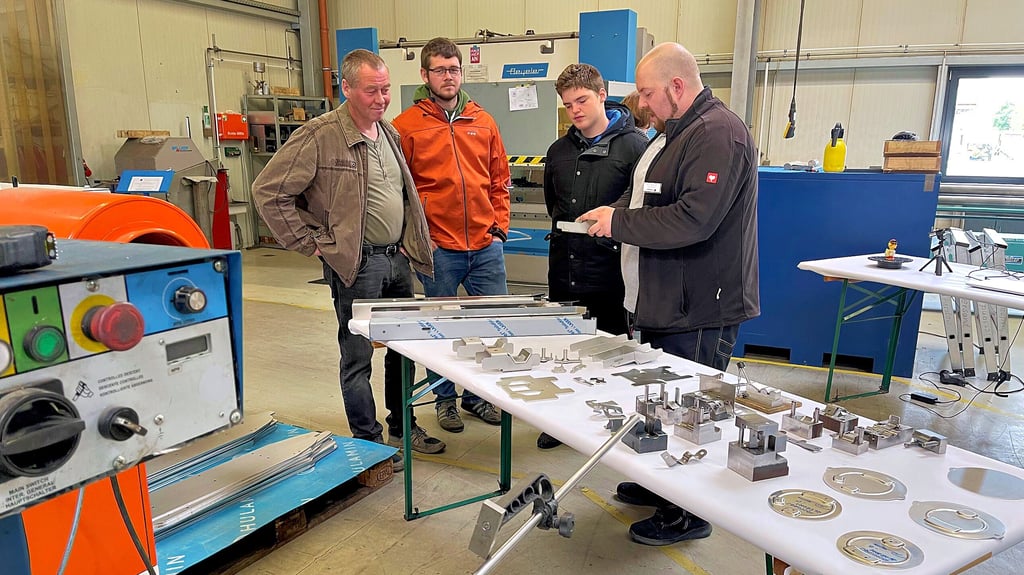 Blick zurück: Hier sind Besucher bei der LaserPunkt GmbH, die sich beim Tag der offenen Unternehmen beteiligte.