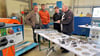 Blick zurück: Hier sind Besucher bei der LaserPunkt GmbH, die sich beim Tag der offenen Unternehmen beteiligte. 