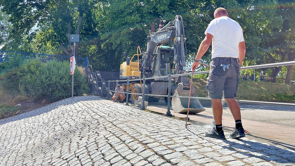 Die Böschung am Ende der Stendaler Straße zum Hafen in Tangermünde ist wieder neu hergestellt.