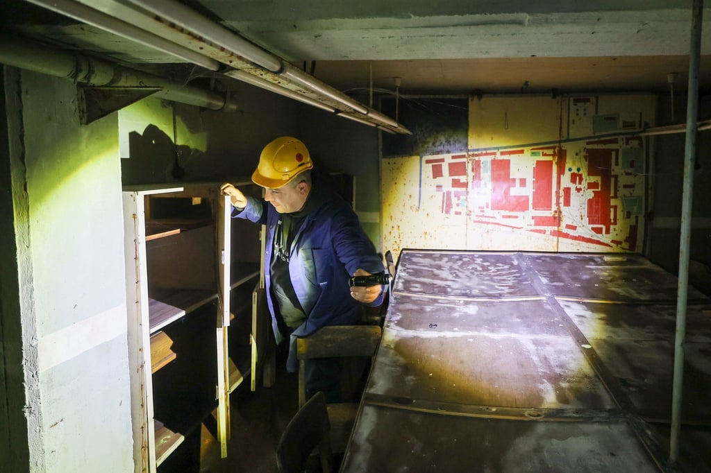 Mit Taschenlampen ging es in den Bunker.