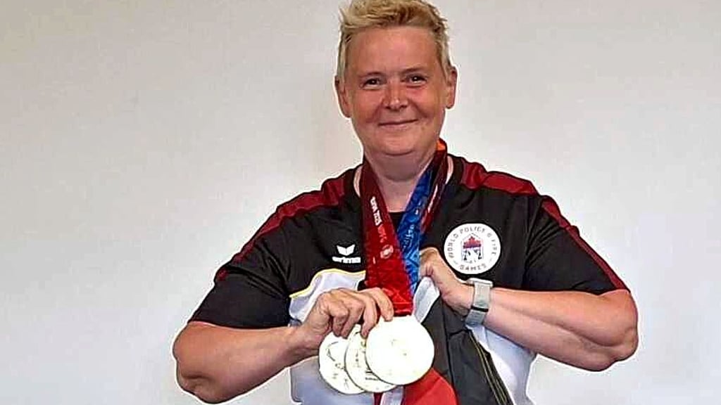 Alle drei Titel verteidigt: Bogenschützin Heike Gordziel von der Harzschützenkorporation "Salzkoth-Ascania" Aschersleben ist glücklich.