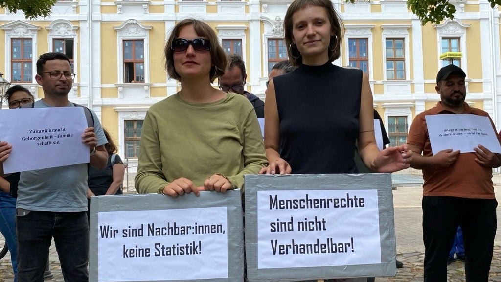Magdeburg reiht sich ein in bundesweite Proteste gegen die geplante Einschränkung des Familiennachzugs. „Menschlichkeit über Finanzplanung“ – das fordern die Teilnehmenden der Kundgebung.