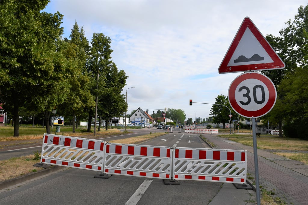Die Kritzmannstraße im Magdeburger Stadtteil Neustädter Feld ist aktuell wegen Straßenschäden gesperrt.