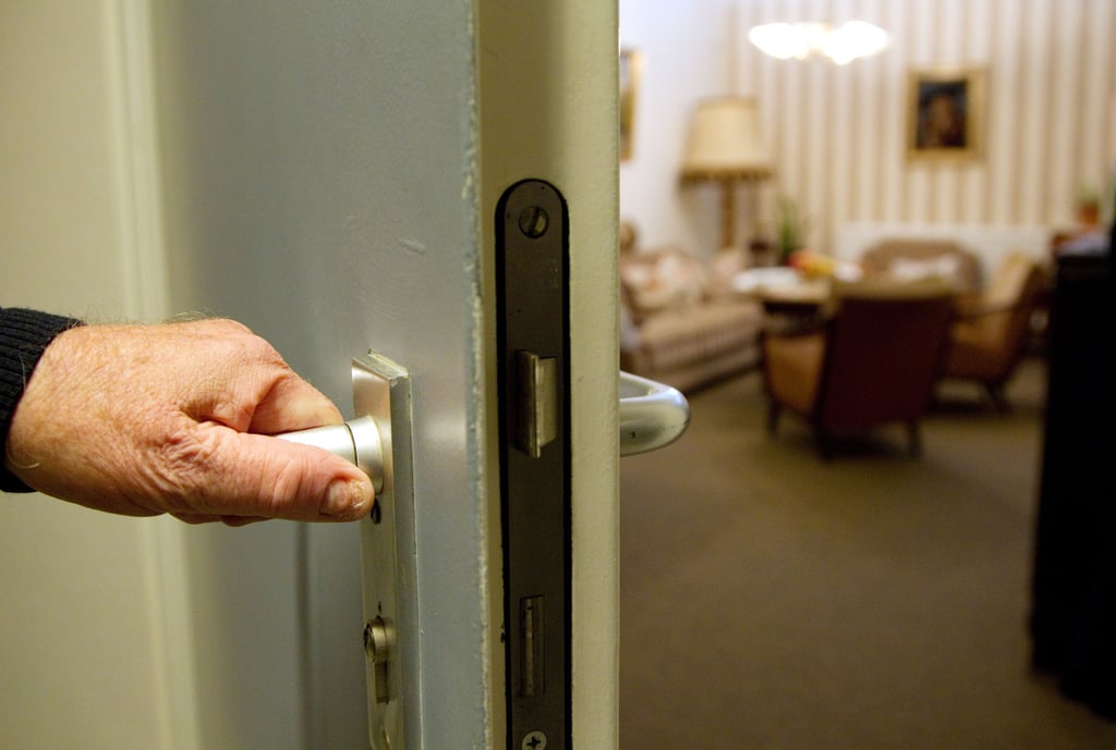 Wenn Fremde in die Wohnung kommen, besteht die Gefajr eines Verbrechens.