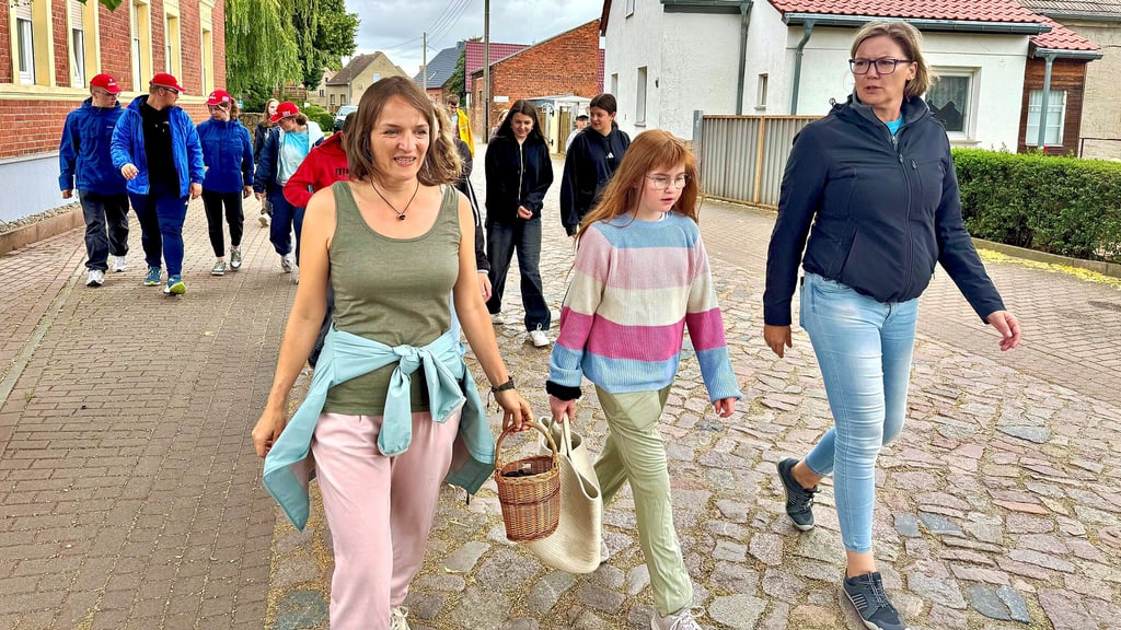 Gemeinsam mit Kräuterfrau Christine Trepte (im Vordergrund links) geht es auf eine knapp zweistündige Wanderung rund um Klöden.