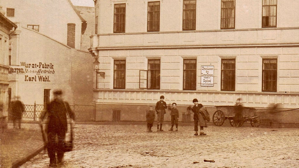 Der Schriftzug für die mit elektrischem Betrieb ausgestattete „Wurst-Fabrik“ am Seitengiebel des Hauses von Karl Wahl in der Wasservorstadt 12 war besonders gut zu lesen, wenn man aus Richtung Wendischer Berg in das damals sehr lebendige Stadtviertel gelangte. Gleich neben Wahls Haus und nur durch den Mühlgraben von diesem getrennt befand sich das Landratsamt des Kreises Zeitz.