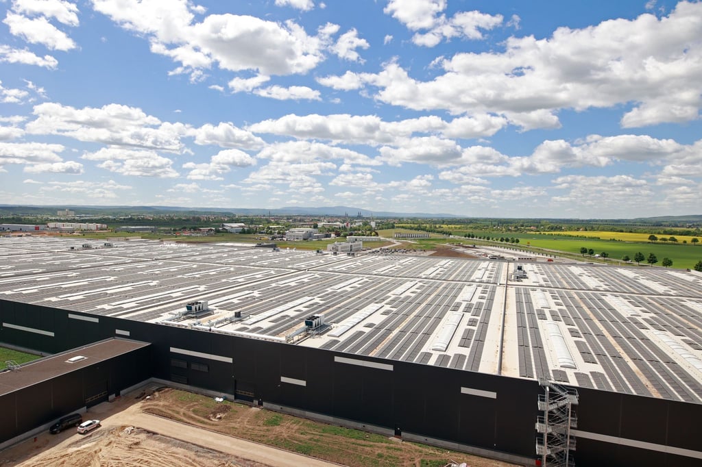 Das Logistikzentrum soll das Herzstück der weltweiten Ersatzteilversorgung von Mercedes-Benz Lkws werden. (Archivbild)