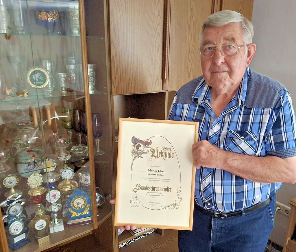Einen Schrank voller Pokale und jetzt noch dazu eine ganz besondere Urkunde kann Martin Elze aus Trebitz herzeigen.