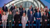 Bei der Wiederaufbaukonferenz für die Ukraine stellen sich die Teilnehmer rund um Präsident Wolodymyr Selenskyj zum Gruppenfoto auf.