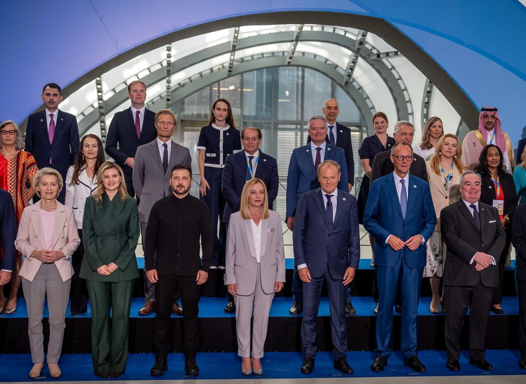 Bei der Wiederaufbaukonferenz für die Ukraine stellen sich die Teilnehmer rund um Präsident Wolodymyr Selenskyj zum Gruppenfoto auf.