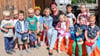 Mit einigen Mädchen und Jungen aus der Gruppe der „Marienkäfer“ hat sich Gabi Jensch in eine Ecke des Spielgeländes zurückgezogen. Hier neben dem Häuschen für die Spielgeräte ist ein bisschen Ruhe. Hier können die Steppkes erzählen, was ihnen an ihrer Gabi gefällt.