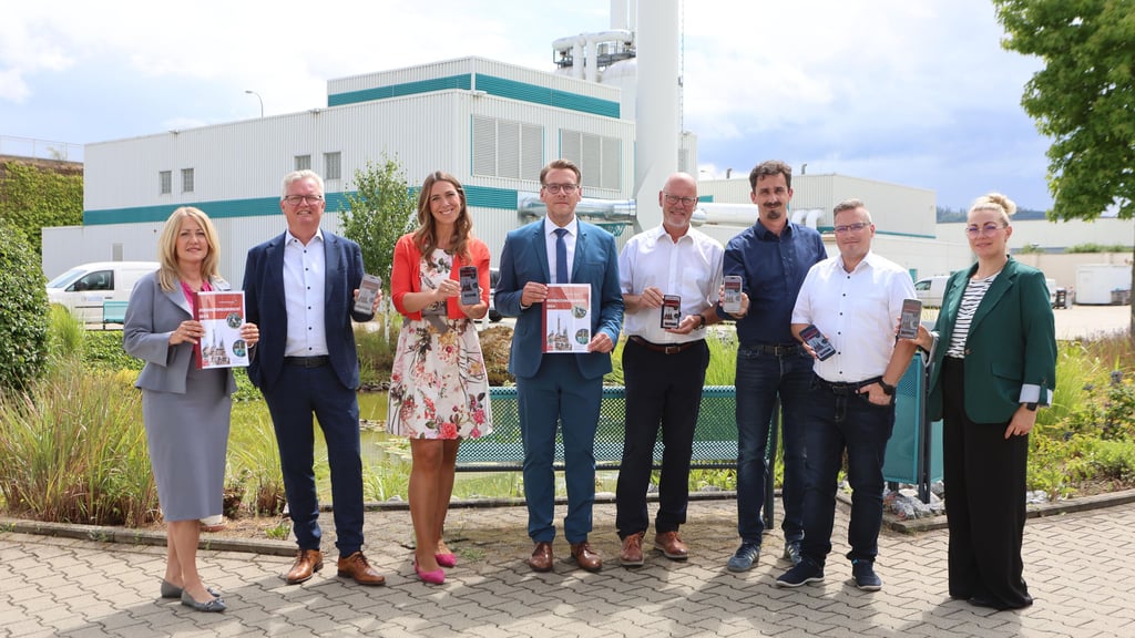 Stellen den Wernigeröder Verwaltungsbericht 2024 vor: Sandra Lewerenz (GSW), Christian Zeigermann (GWW), Wirtschaftsförderin Kristin Dormann, Oberbürgermeister Tobias Kascha, Steffen Meinecke (Stadtwerke), Andreas Meling (WTG, Park & Garten) sowie Toni Wenzel und Mariana Wiedenbein von der Stadtverwaltung.