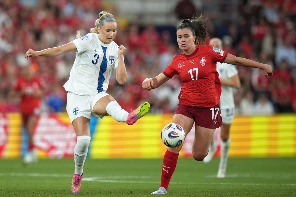 Svenja Fölmli (r) im Duell mit Finnlands Eva Nyström.