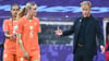 Was tun? Bondscoach Andries Jonker wählte gegen England die falschen Mittel.
