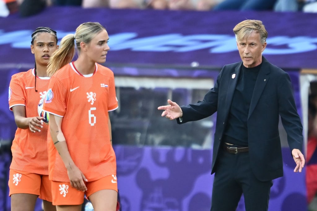 Was tun? Bondscoach Andries Jonker wählte gegen England die falschen Mittel.
