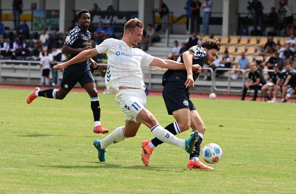 Ein Bild von FCM-Angreifer Alexander Ahl-Holmström mit Symbolcharakter: Der Gegner aus der Schweiz verteidigte vieles sehr gut weg.