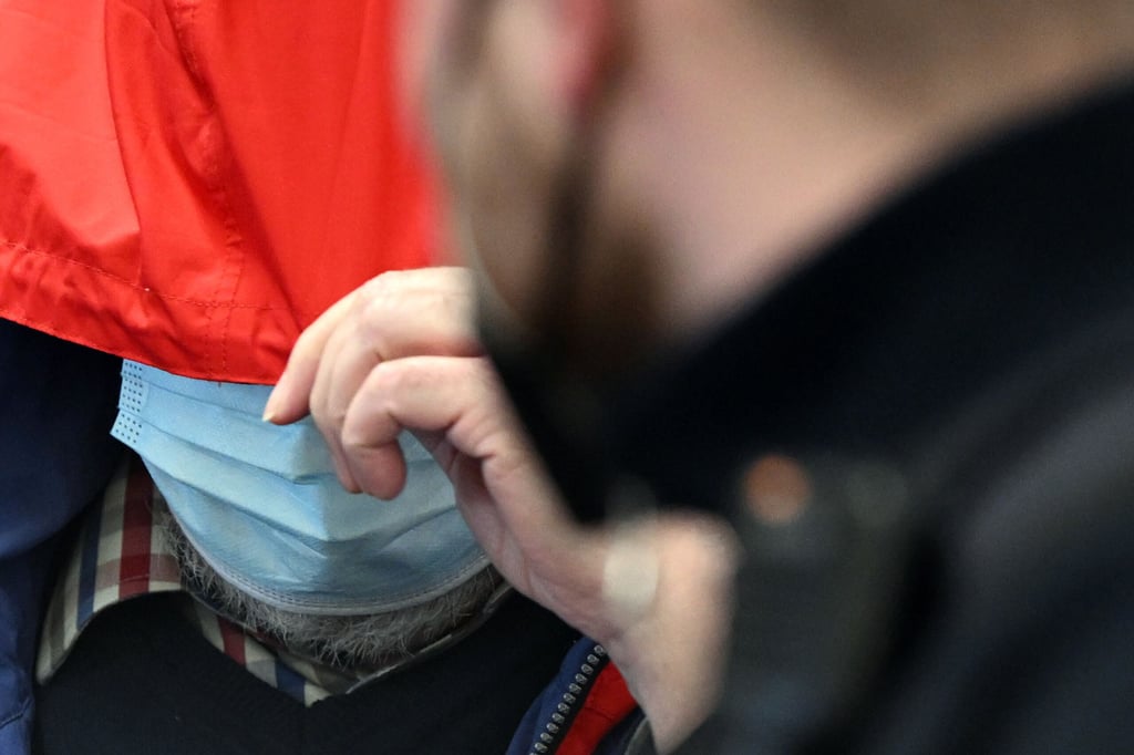 Versteckt hinter der Maske: Im Jahr 2022 war der katholische Priester zu zwölf Jahren Haft verurteilt worden.