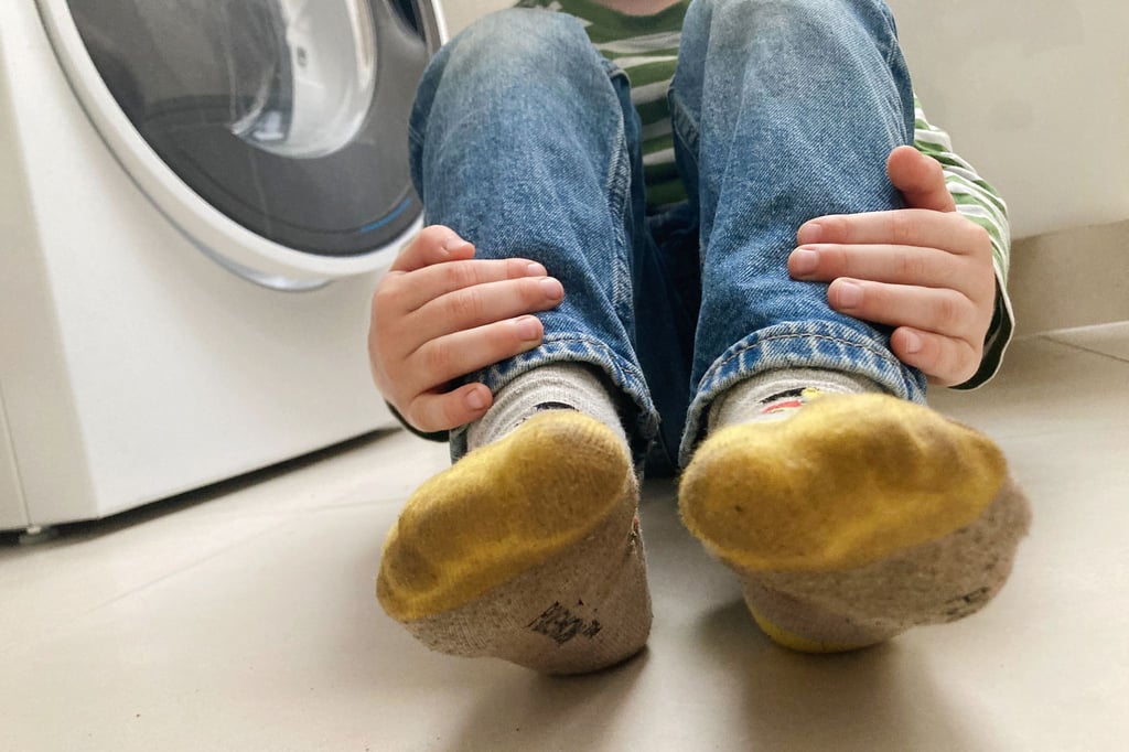 Nach einem Tag auf dem Spielplatz des Kindergartens: Das sind die vielleicht dreckigsten Socken der Welt.
