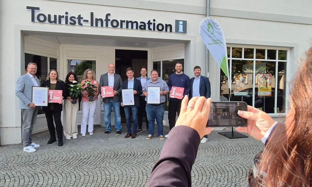 Mitarbeiter der Selketalinformationen und weitere GLC-Vertreter sowie die Bürgermeister waren am Mittwoch dabei, als Martin Schulze (r.) vom Tourismusverband Zertifikate und Schilder überreichte.