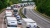 Lastwagen stauen sich auf der Autobahn A12 in Richtung Polen vor der Bundesgrenze.